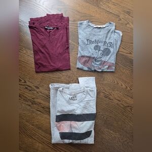 Graphic T-Shirts Bundle in Red and Gray Lot Of 3 Sz.L